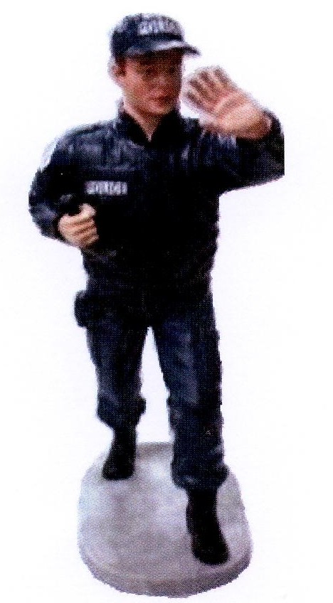 POLICIER AVEC TONFA